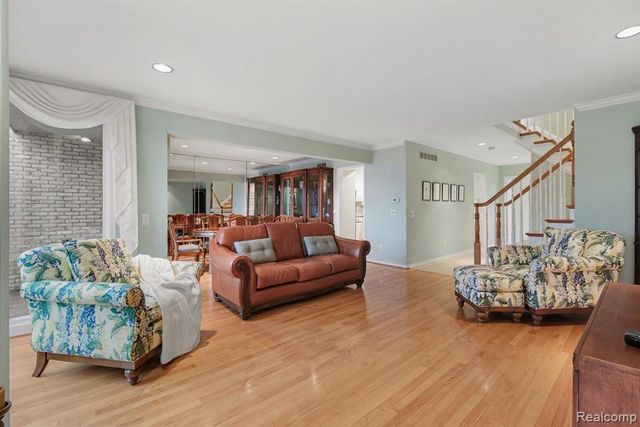 5080 Mirror Lake Court, West Bloomfield, MI 48323