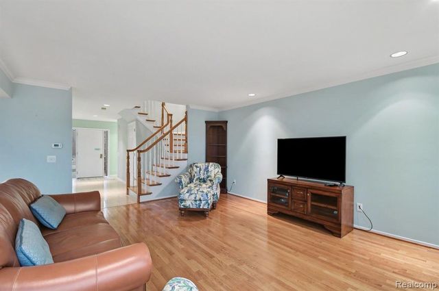 5080 Mirror Lake Court, West Bloomfield, MI 48323