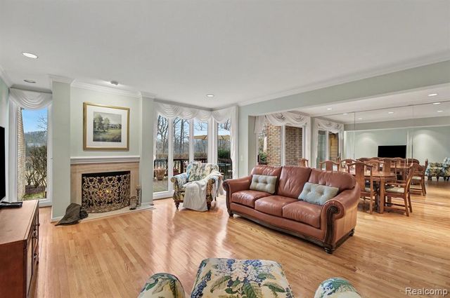 5080 Mirror Lake Court, West Bloomfield, MI 48323