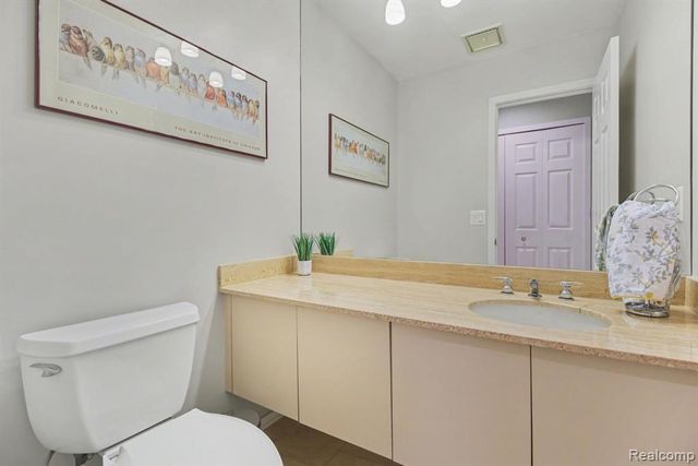 5080 Mirror Lake Court, West Bloomfield, MI 48323