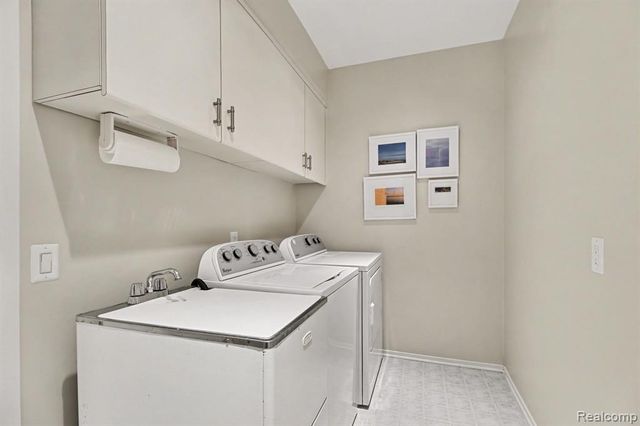 5080 Mirror Lake Court, West Bloomfield, MI 48323