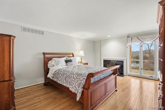 5080 Mirror Lake Court, West Bloomfield, MI 48323