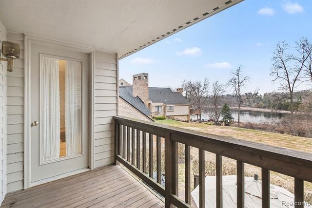 5080 Mirror Lake Court, West Bloomfield, MI 48323