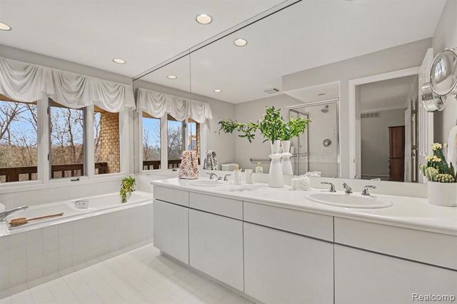 5080 Mirror Lake Court, West Bloomfield, MI 48323