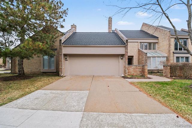 5080 Mirror Lake Court, West Bloomfield, MI 48323