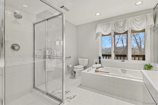 5080 Mirror Lake Court, West Bloomfield, MI 48323