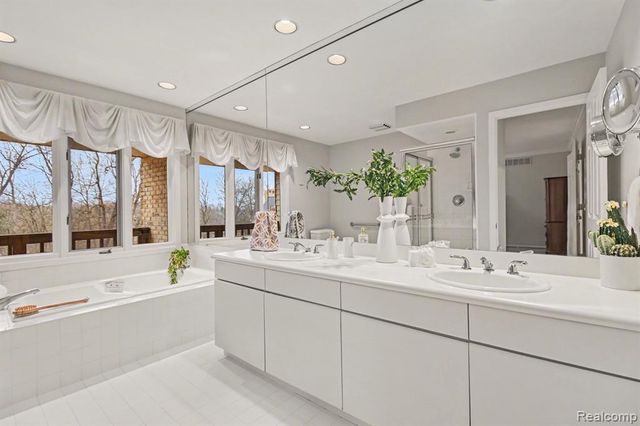 5080 Mirror Lake Court, West Bloomfield, MI 48323