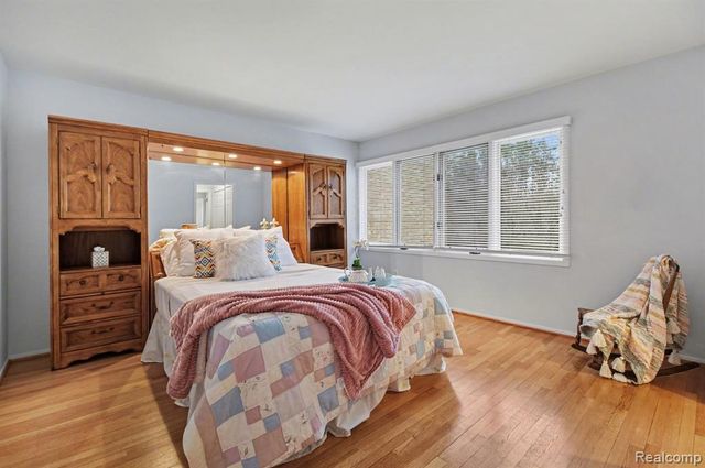 5080 Mirror Lake Court, West Bloomfield, MI 48323