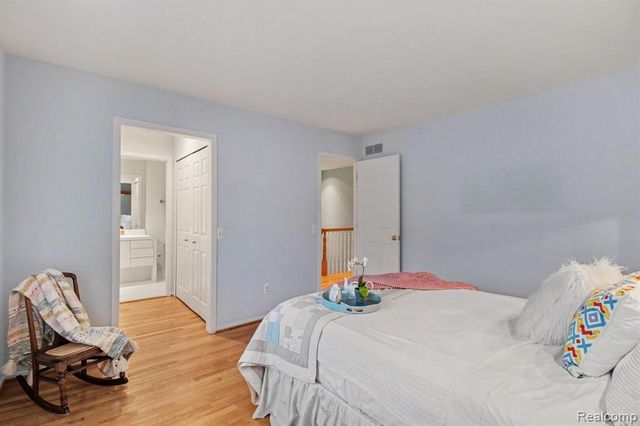 5080 Mirror Lake Court, West Bloomfield, MI 48323