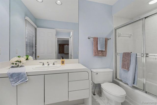 5080 Mirror Lake Court, West Bloomfield, MI 48323