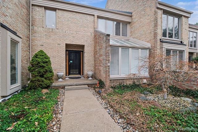 5080 Mirror Lake Court, West Bloomfield, MI 48323
