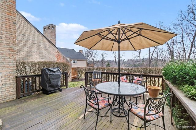 5080 Mirror Lake Court, West Bloomfield, MI 48323