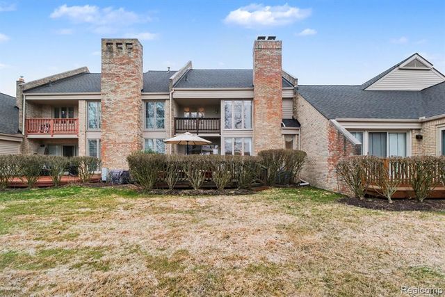 5080 Mirror Lake Court, West Bloomfield, MI 48323