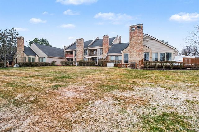 5080 Mirror Lake Court, West Bloomfield, MI 48323