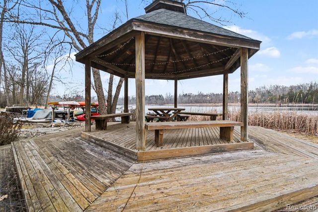 5080 Mirror Lake Court, West Bloomfield, MI 48323