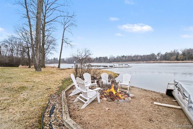 5080 Mirror Lake Court, West Bloomfield, MI 48323