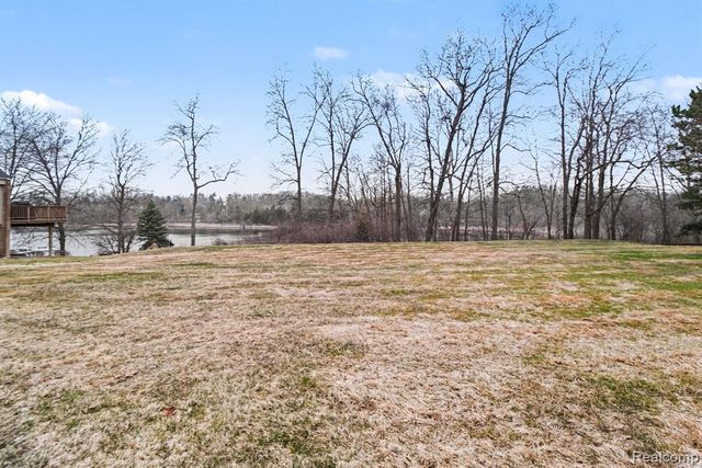 5080 Mirror Lake Court, West Bloomfield, MI 48323