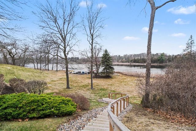 5080 Mirror Lake Court, West Bloomfield, MI 48323