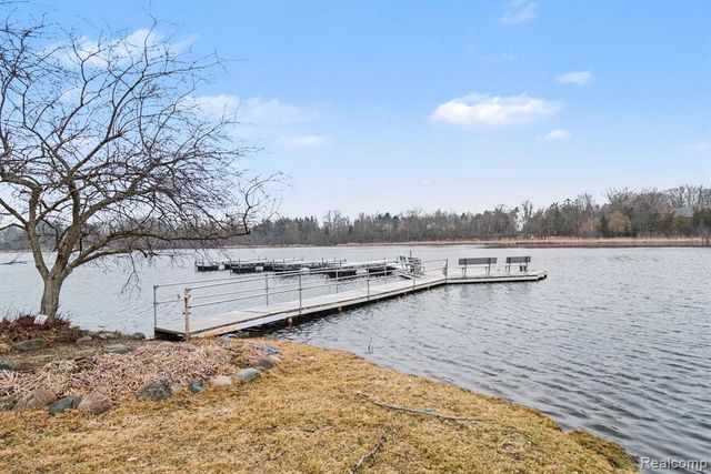 5080 Mirror Lake Court, West Bloomfield, MI 48323