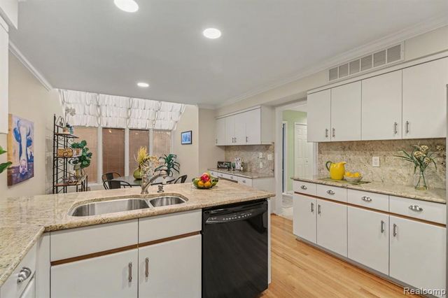 5080 Mirror Lake Court, West Bloomfield, MI 48323