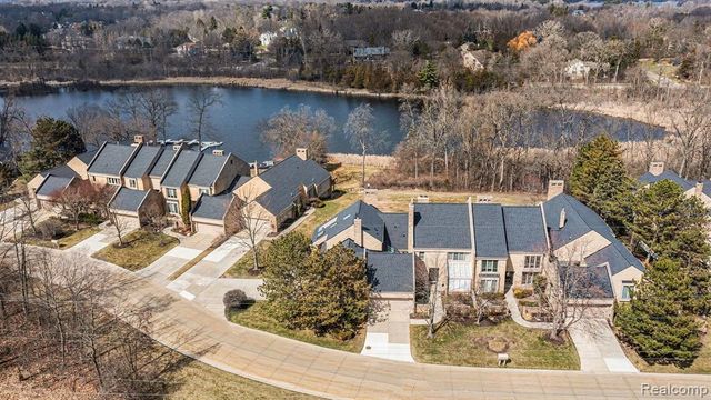 5080 Mirror Lake Court, West Bloomfield, MI 48323