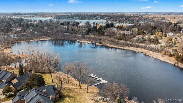 5080 Mirror Lake Court, West Bloomfield, MI 48323