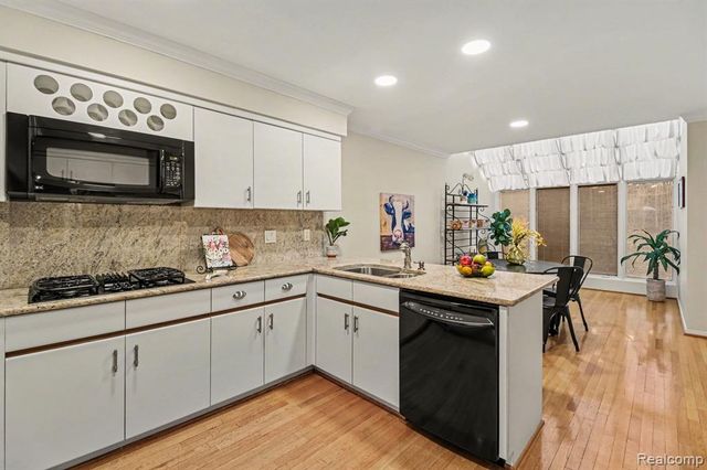 5080 Mirror Lake Court, West Bloomfield, MI 48323