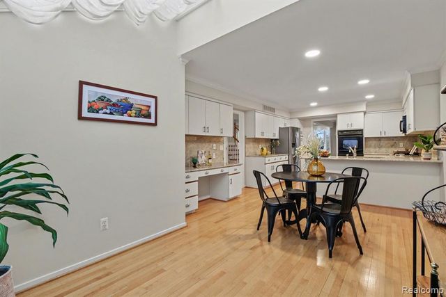 5080 Mirror Lake Court, West Bloomfield, MI 48323