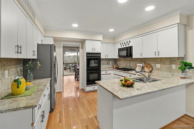 5080 Mirror Lake Court, West Bloomfield, MI 48323