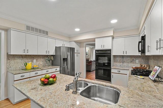 5080 Mirror Lake Court, West Bloomfield, MI 48323