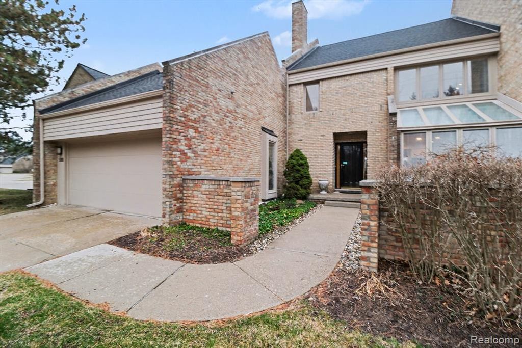 5080 Mirror Lake Court, West Bloomfield, MI 48323