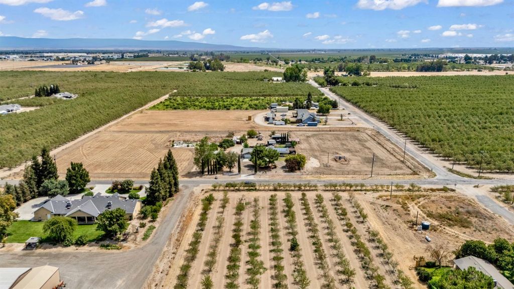 Image 27 of property listing at 24143 Road 15, Chowchilla, CA 93610