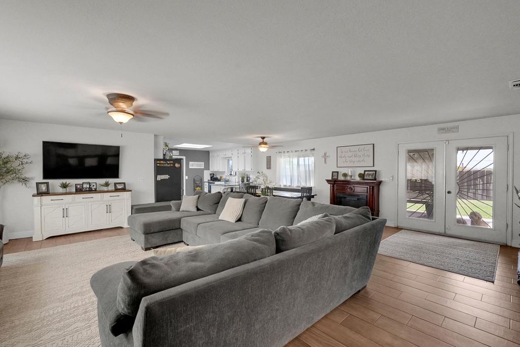Image 3 of property listing at 24143 Road 15, Chowchilla, CA 93610