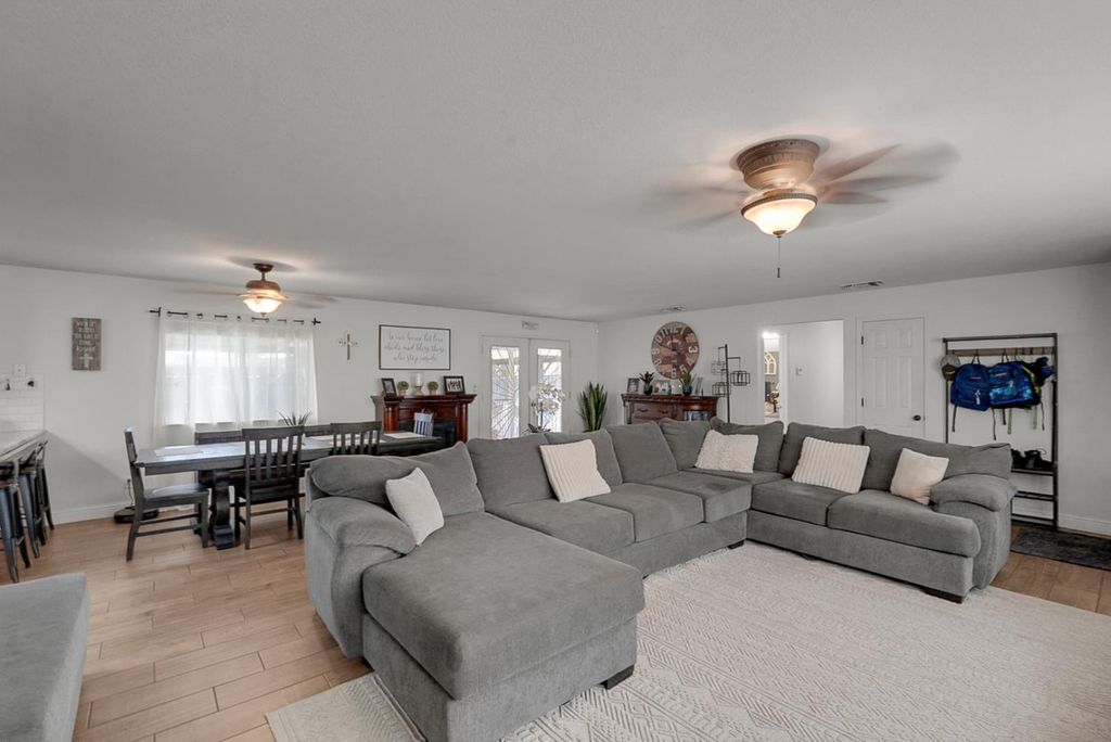 Image 4 of property listing at 24143 Road 15, Chowchilla, CA 93610