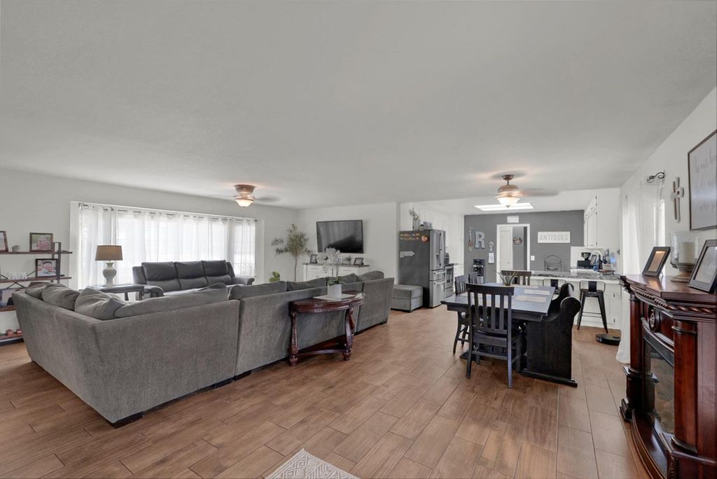 Image 5 of property listing at 24143 Road 15, Chowchilla, CA 93610