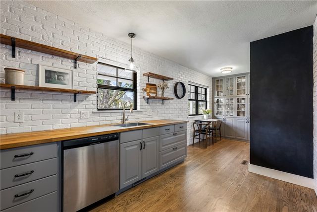 530 W Pecan Street, Rogers, AR 72756