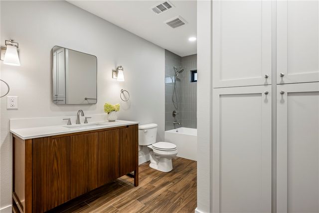 530 W Pecan Street, Rogers, AR 72756