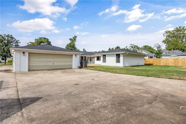 530 W Pecan Street, Rogers, AR 72756