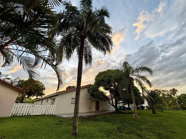 18145 NW 61st Ave, Hialeah, FL 33015