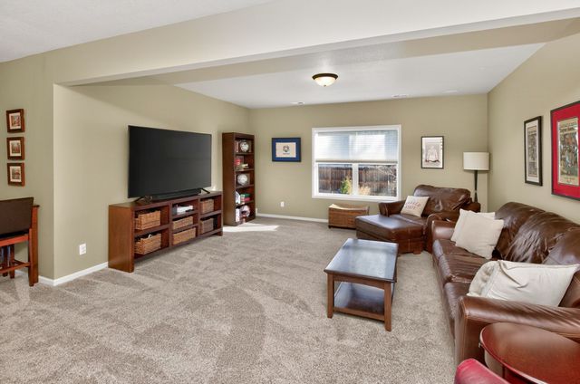 2115 SE Crabapple Court, Waukee, IA 50263