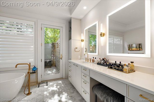 40 Scenic Oaks Drive N, Bloomfield Hills, MI 48304