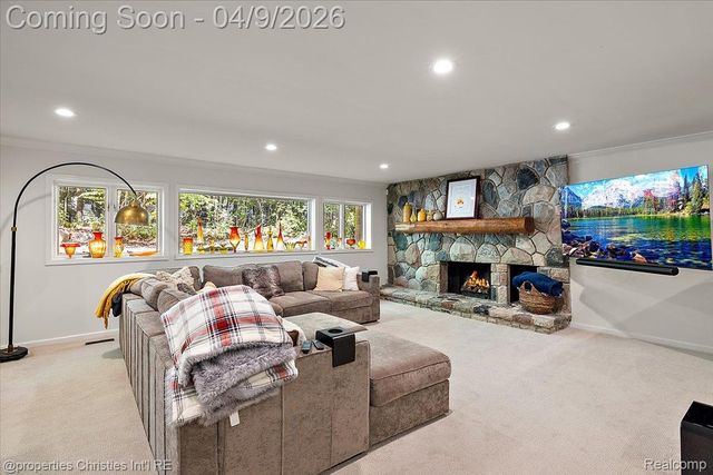 40 Scenic Oaks Drive N, Bloomfield Hills, MI 48304