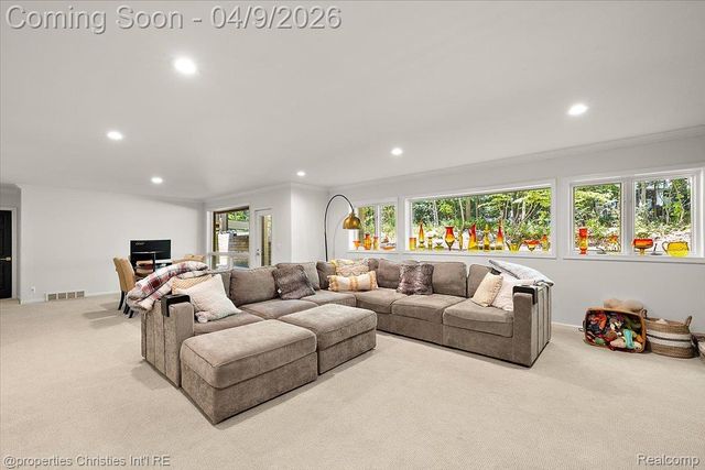 40 Scenic Oaks Drive N, Bloomfield Hills, MI 48304