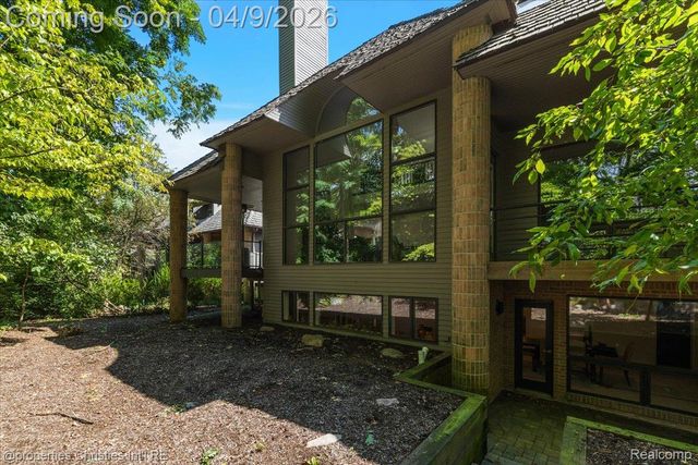 40 Scenic Oaks Drive N, Bloomfield Hills, MI 48304