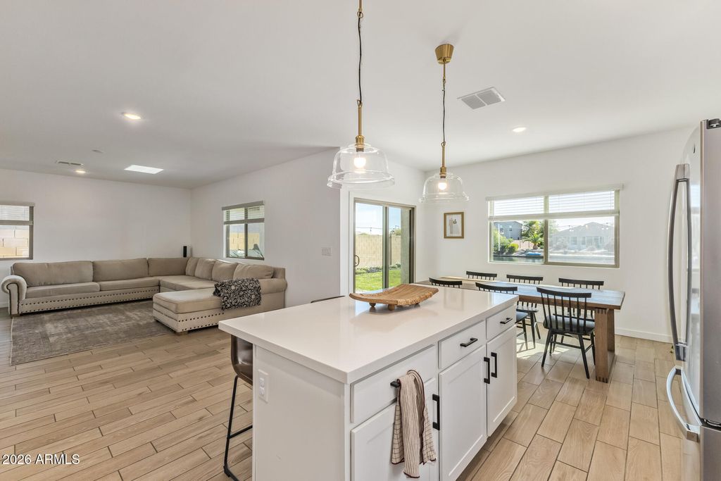 Image 9 of property listing at 40445 W BRAVO Drive, Maricopa, AZ 85138