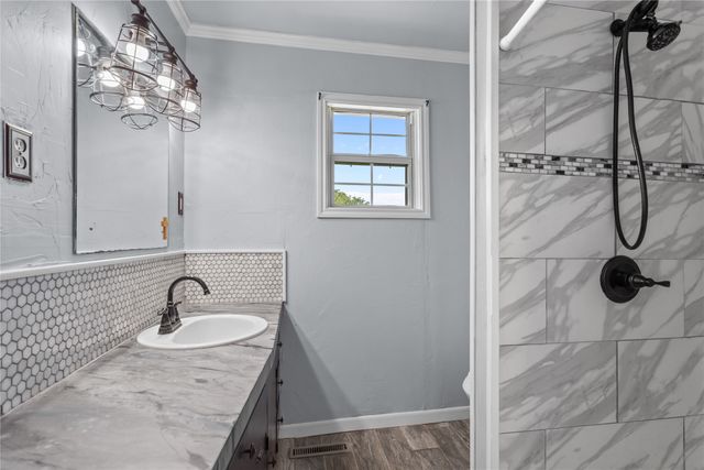 611 N Avenue Q, Clifton, TX 76634