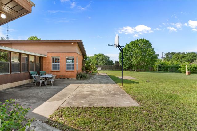 611 N Avenue Q, Clifton, TX 76634