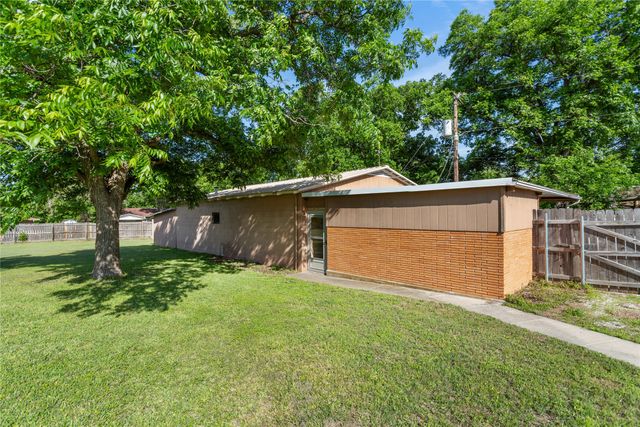 611 N Avenue Q, Clifton, TX 76634
