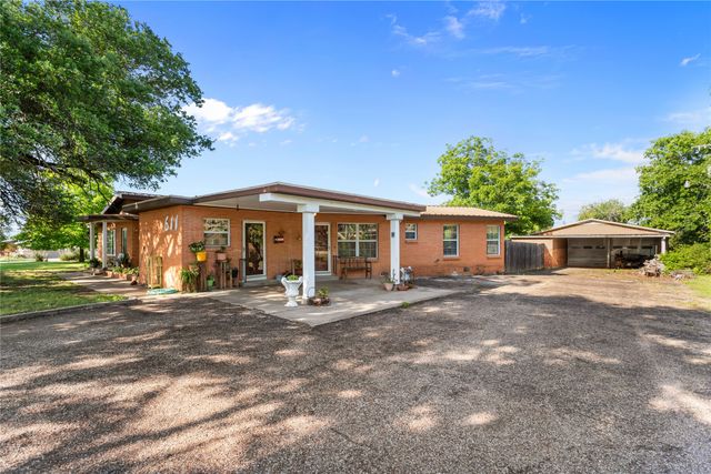 611 N Avenue Q, Clifton, TX 76634