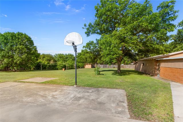 611 N Avenue Q, Clifton, TX 76634
